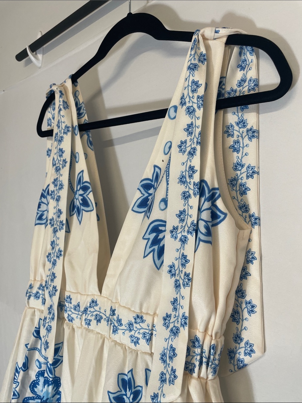 White & Blue Floral Maxi Dress with V-Neck Plunge Farm Rio like- No Tags! - Picture 5 of 7